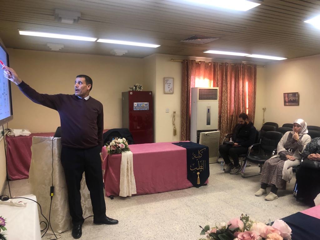 فرع الكيمياء والكيمياء الحياتية في الكلية يقيم ورشة عمل بعنوان  (( اساسيات تفاعل البلمرة المتسلسلة وعمليات ترجمة واستنساخ الحامض النووي ))