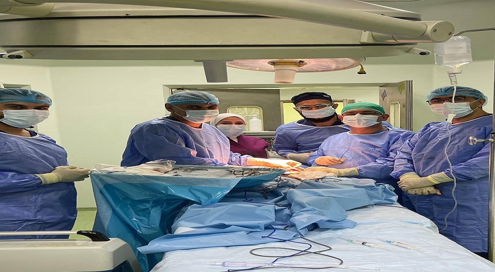 فريق جراحي مشترك في مدينة الامامين الكاظمين ع الطبية يجري عملية خاصة لطفل يبلغ من العمر   (سنتان ونصف)