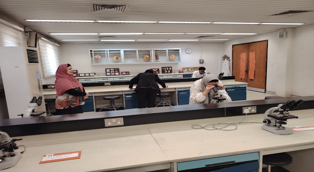 جراء الامتحان العملي للدور الثاني - الكورس الاول لطلبة الدراسات العليا في مادة الانسجة