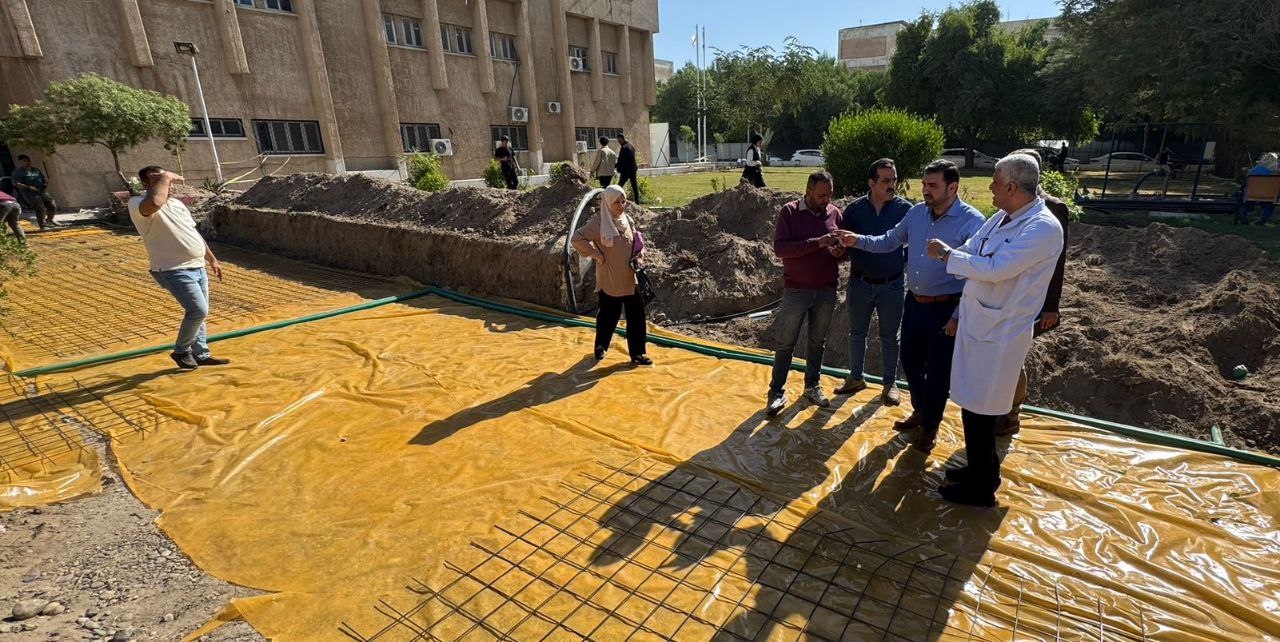 متابعة السيد عميد كلية الطب جامعة النهرين سير اعمال تطوير وترميم الممرات وحدائق الكلية 