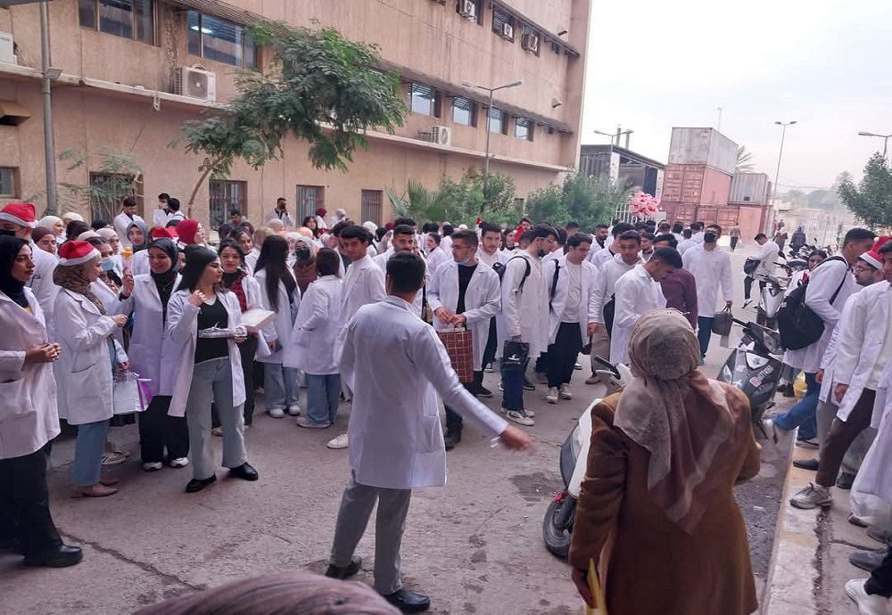 زيارة الاطفال المرضى الراقدين في مدينة الامامين الكاظمين ( ع ) الطبية من قبل اعضاء الكادر التدريسي مع طلبة الكلية من كلية طب النهرين 