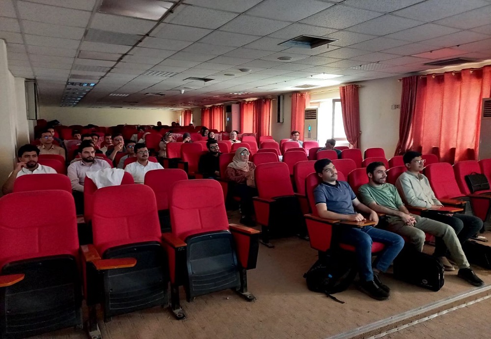 محاضرة إرشادية في كلية طب النهرين حول الإدمان الإلكتروني وأثره على الصحة النفسية والاجتماعية