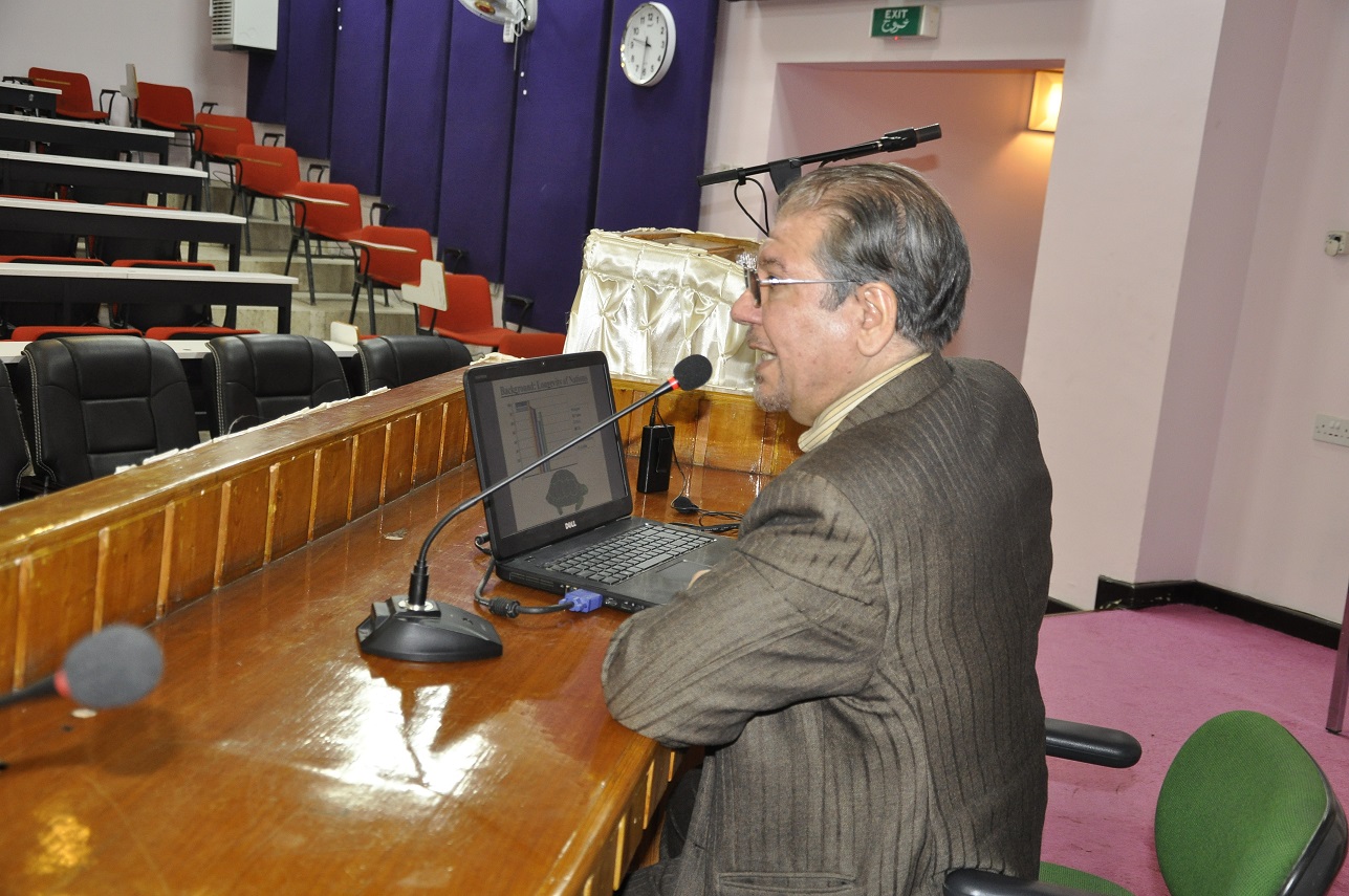 الطبيب الجراح المغترب مهند الفلوجي يلقي محاضرة علمية في طب النهرين