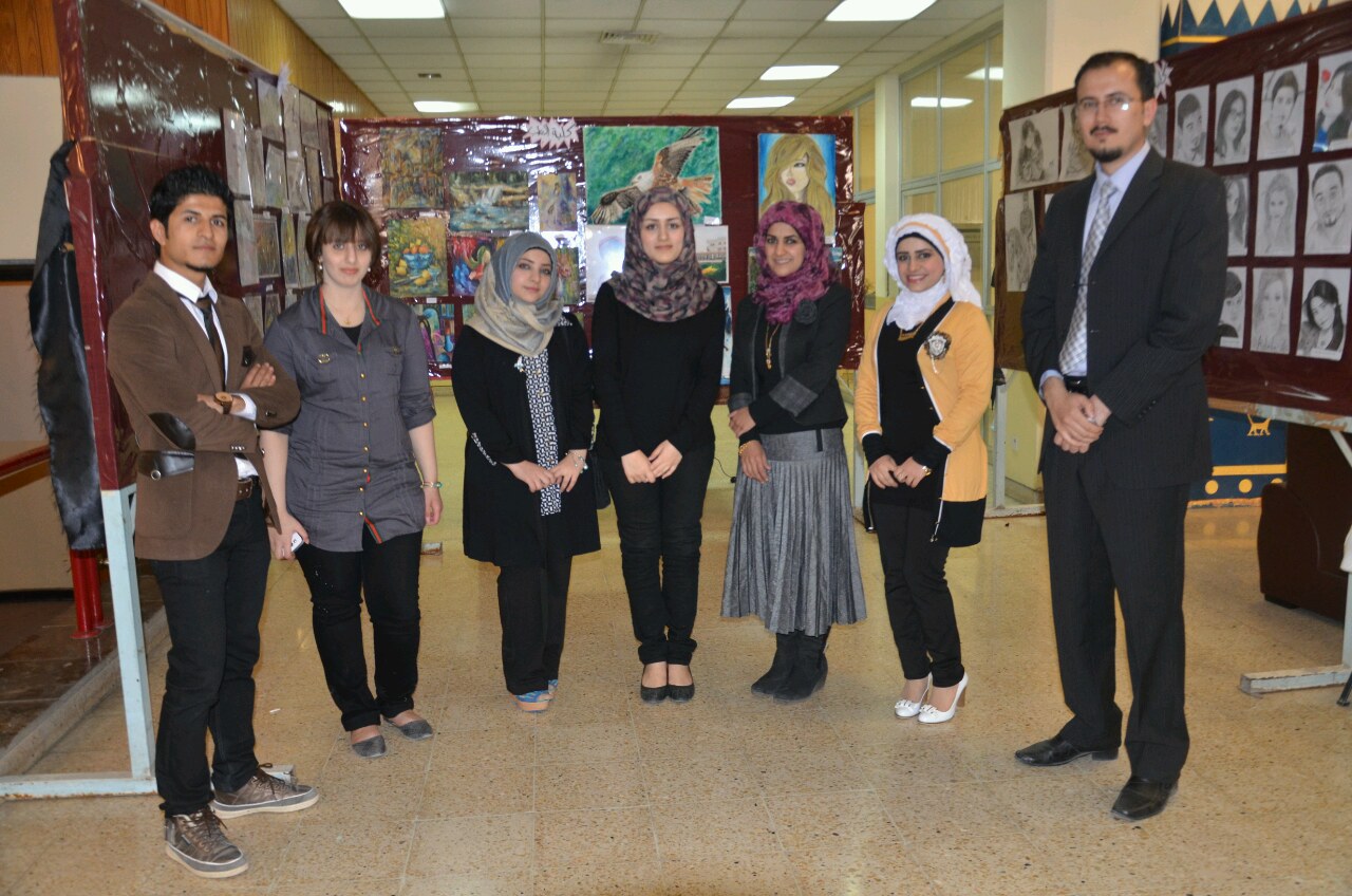 صور من معرض الرسم الذي يقام ضمن فعاليات مهرجان ربيع النهرين الذي تقيمه كلية الطب