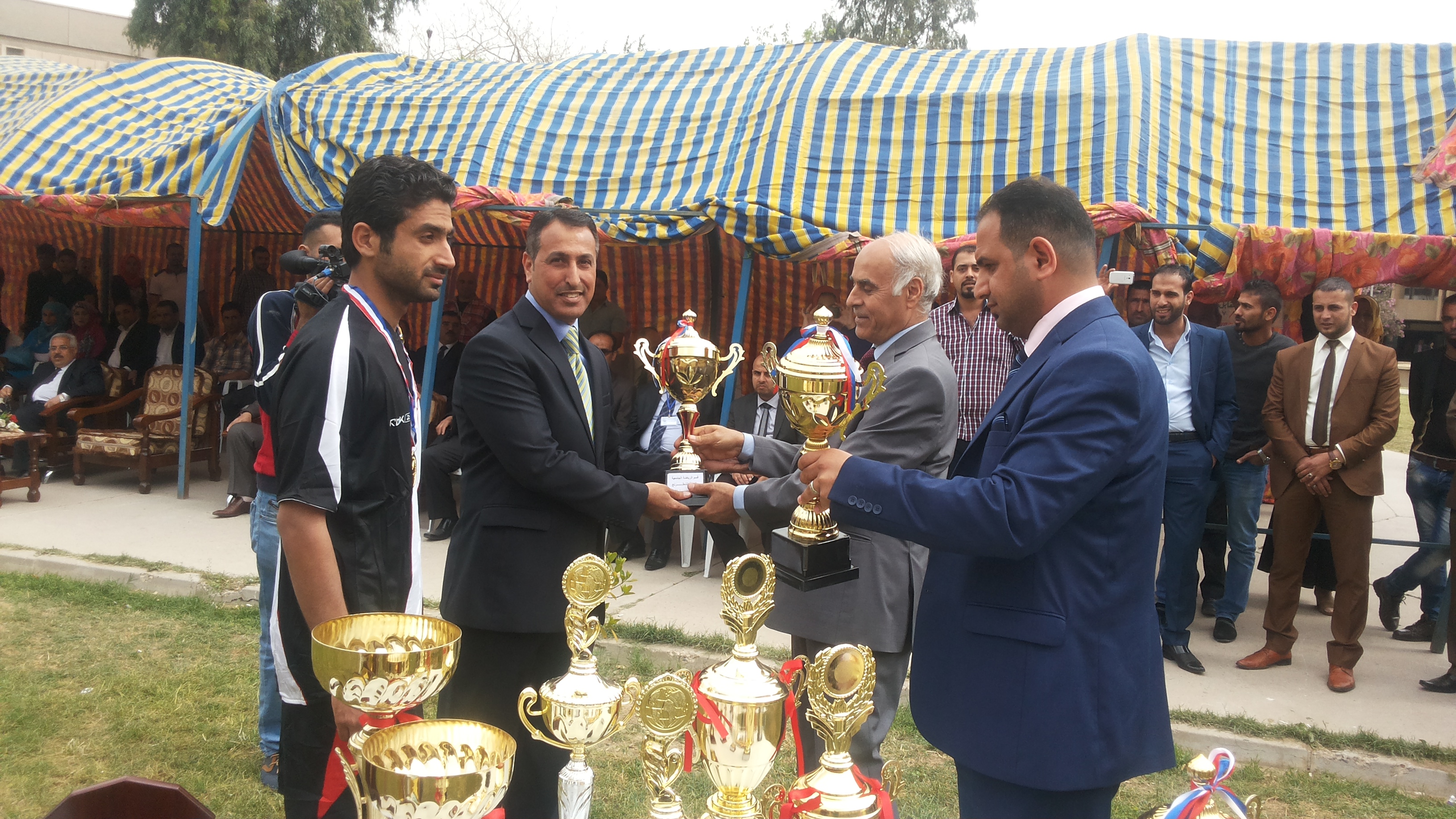  توزيع الجوائز لفريق كلية الطب ضمن النشاط الرياضي