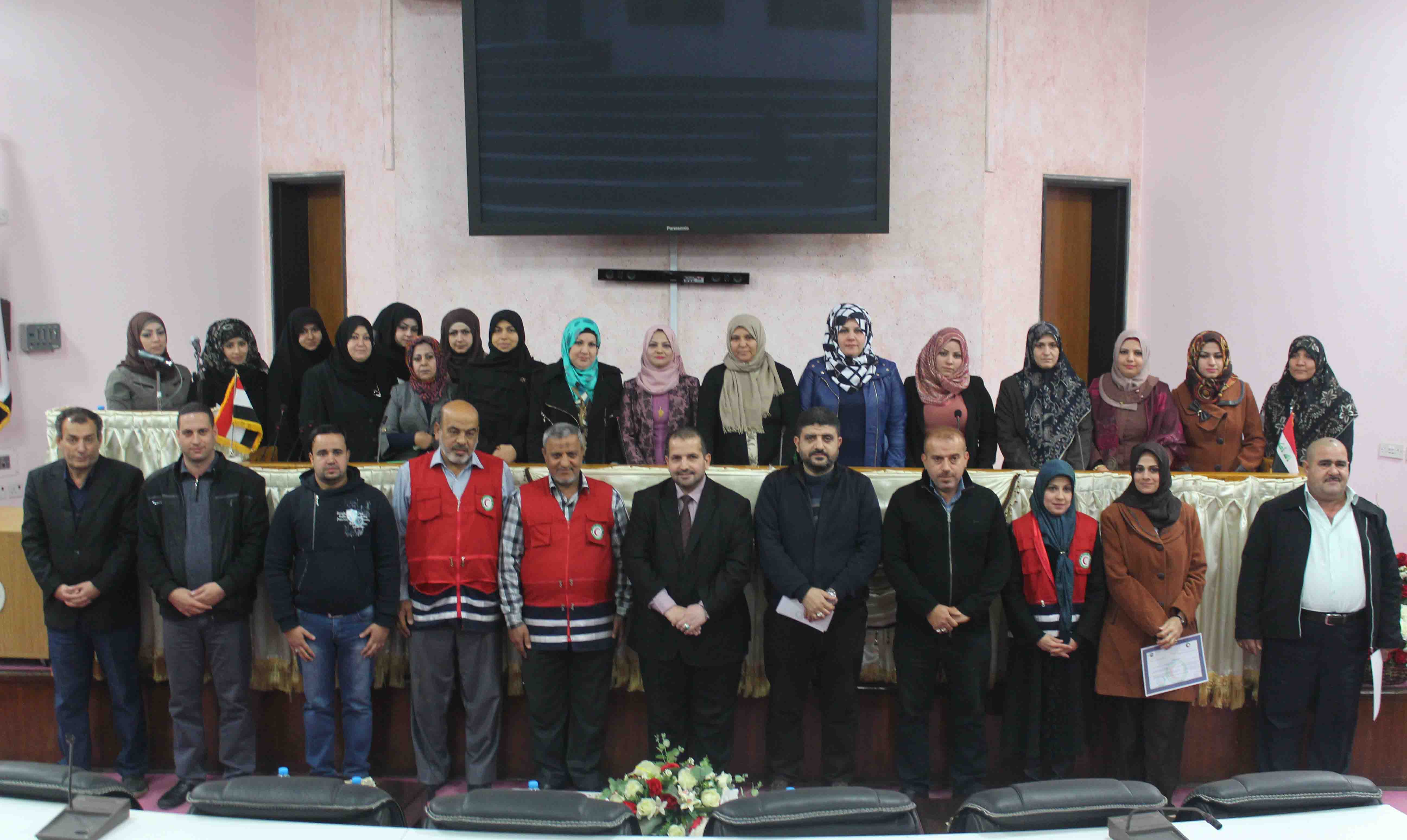 جمعية الهلال الاحمر توزع شهادات مشاركة بورشة عمل في الإسعافات الأولية لمنتسبي كلية الطب ....... وحدة الاعلام 