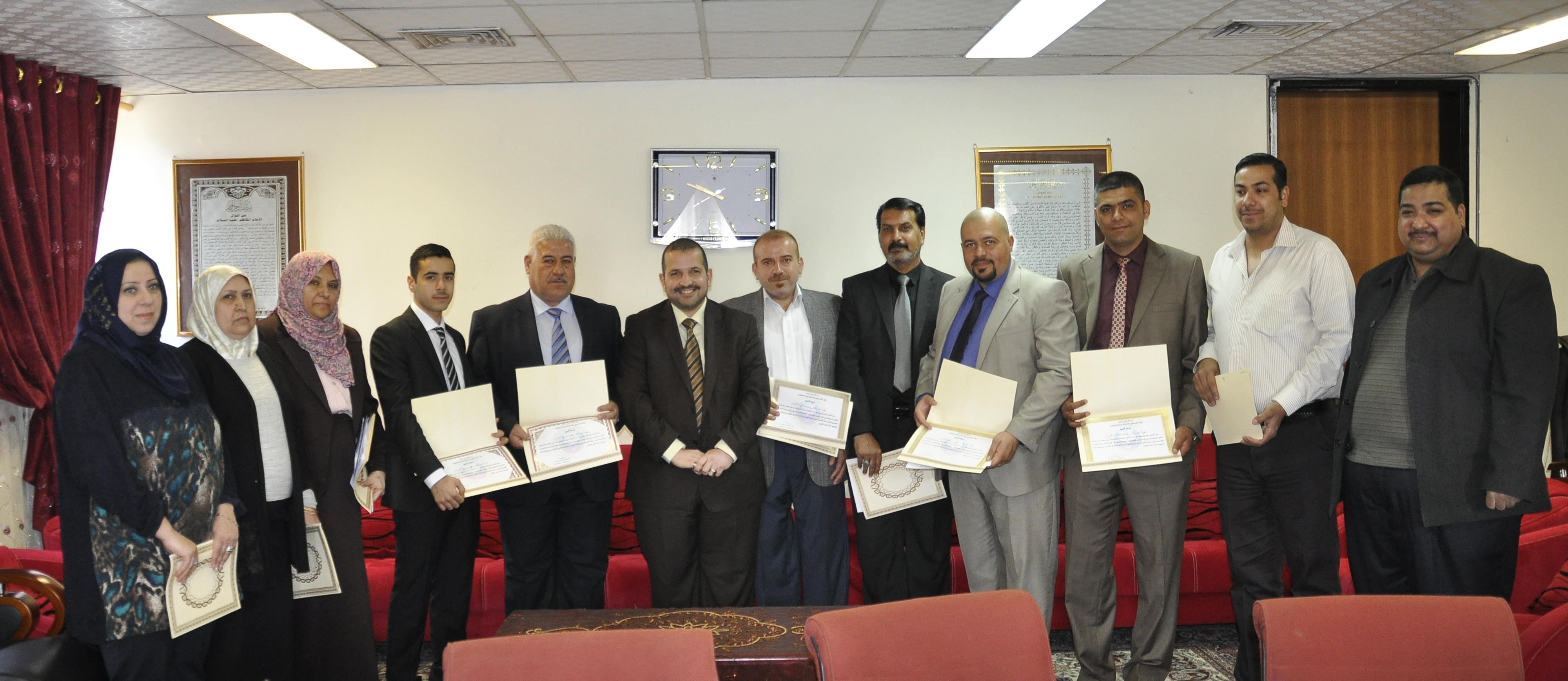 تكريم الموظفين المتميزين في كلية الطب ..... وحدة الاعلام 