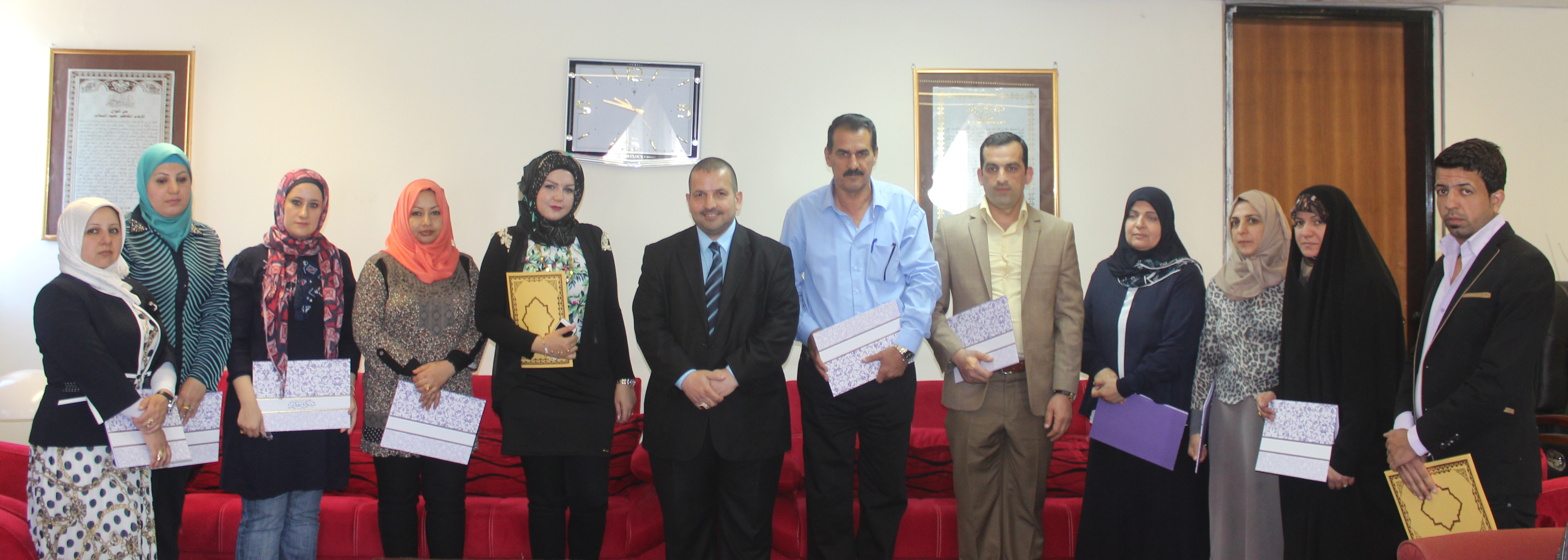 تكريم الموظفين المتميزين في كلية الطب .... وحدة الاعلام 