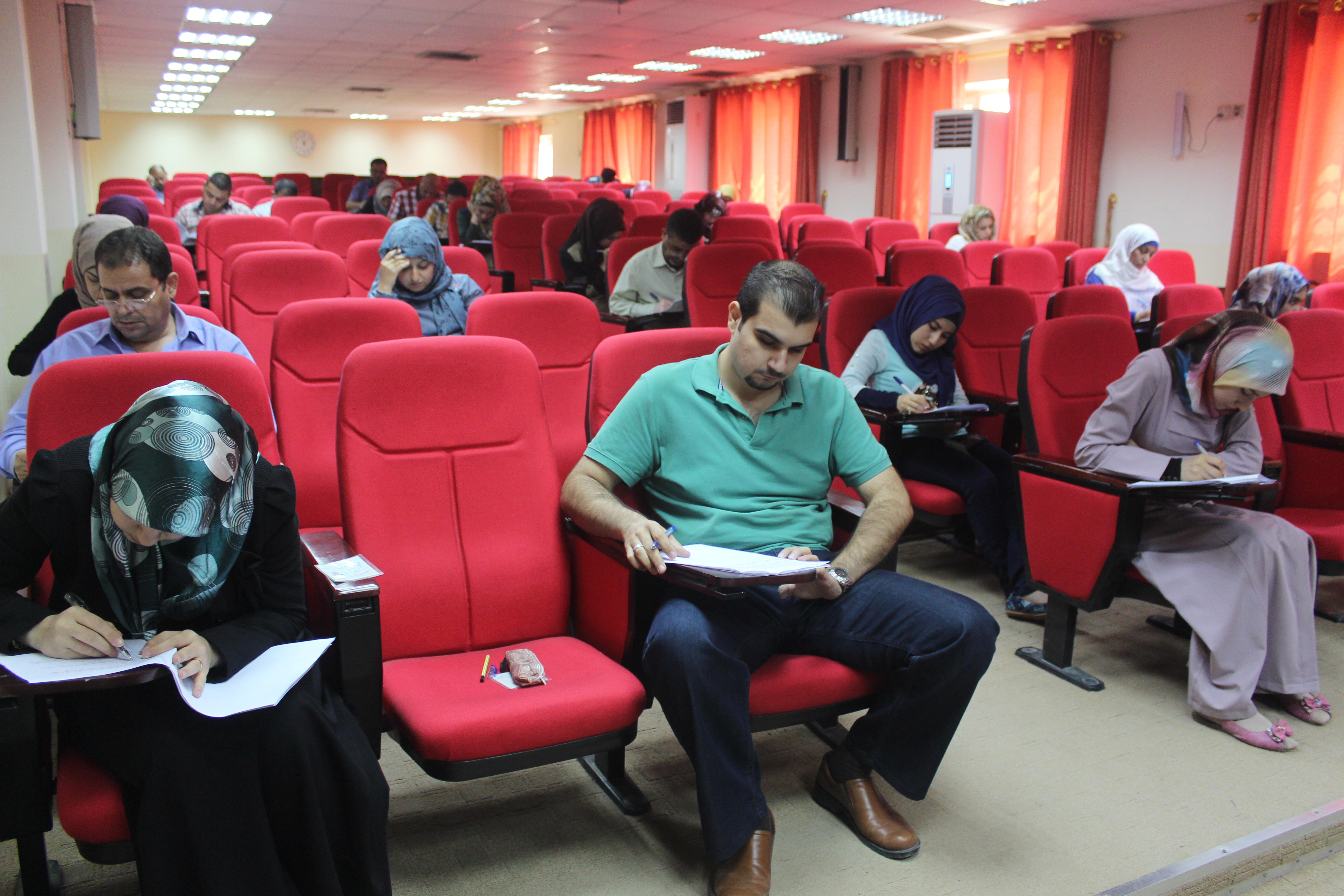 اقامة الامتحان التنافسي الثاني لطلبة الدراسات العليا ... وحدة الأعلام 