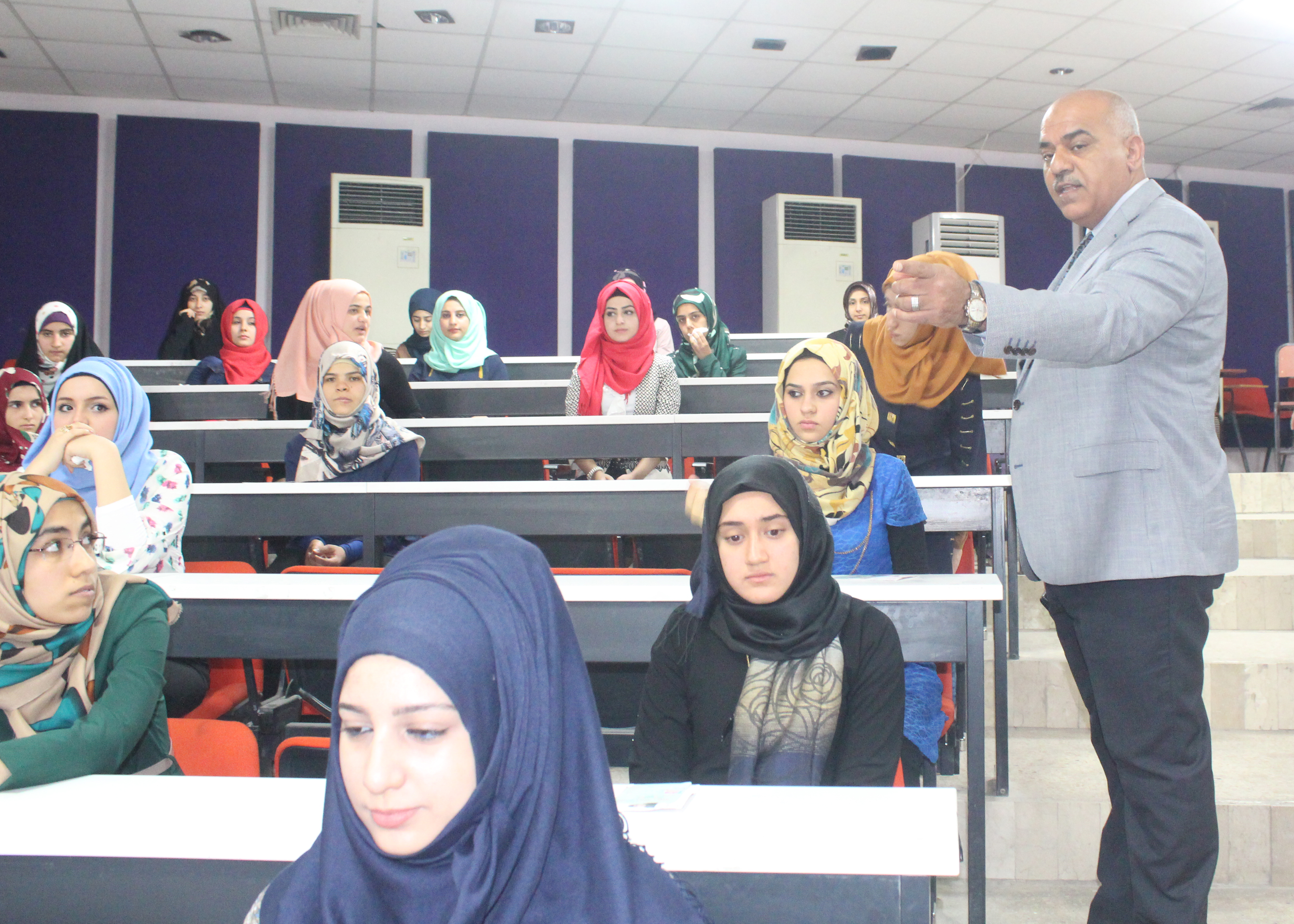 اجراء الأمتحان التنافسي للطلبة خريجي الدراسة الأعدادية للفرع العلمي ...وحدة الأعلام