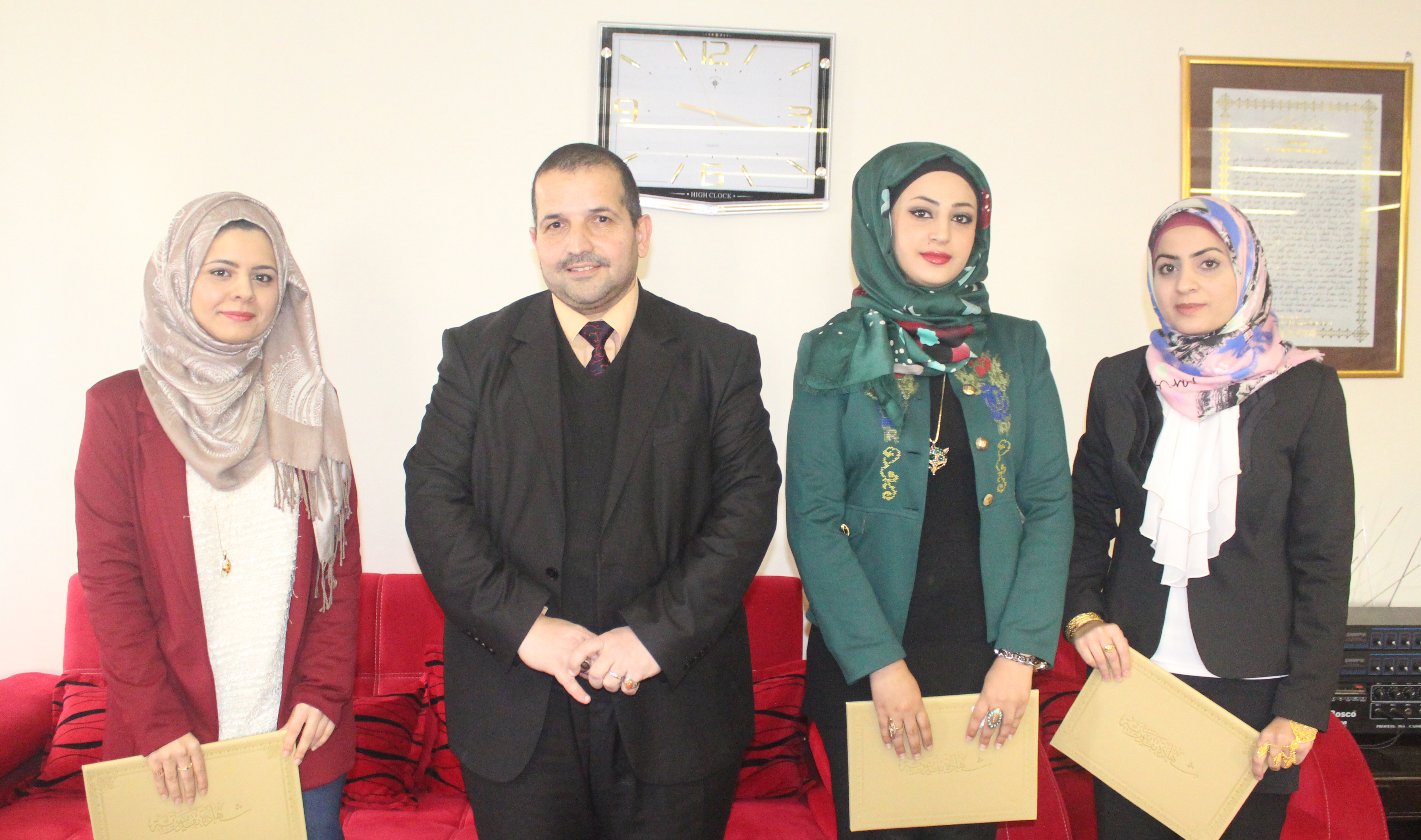 تكريم السيد عميد كلية الطب للطلبة الأوائل ... وحدة الأعلام 