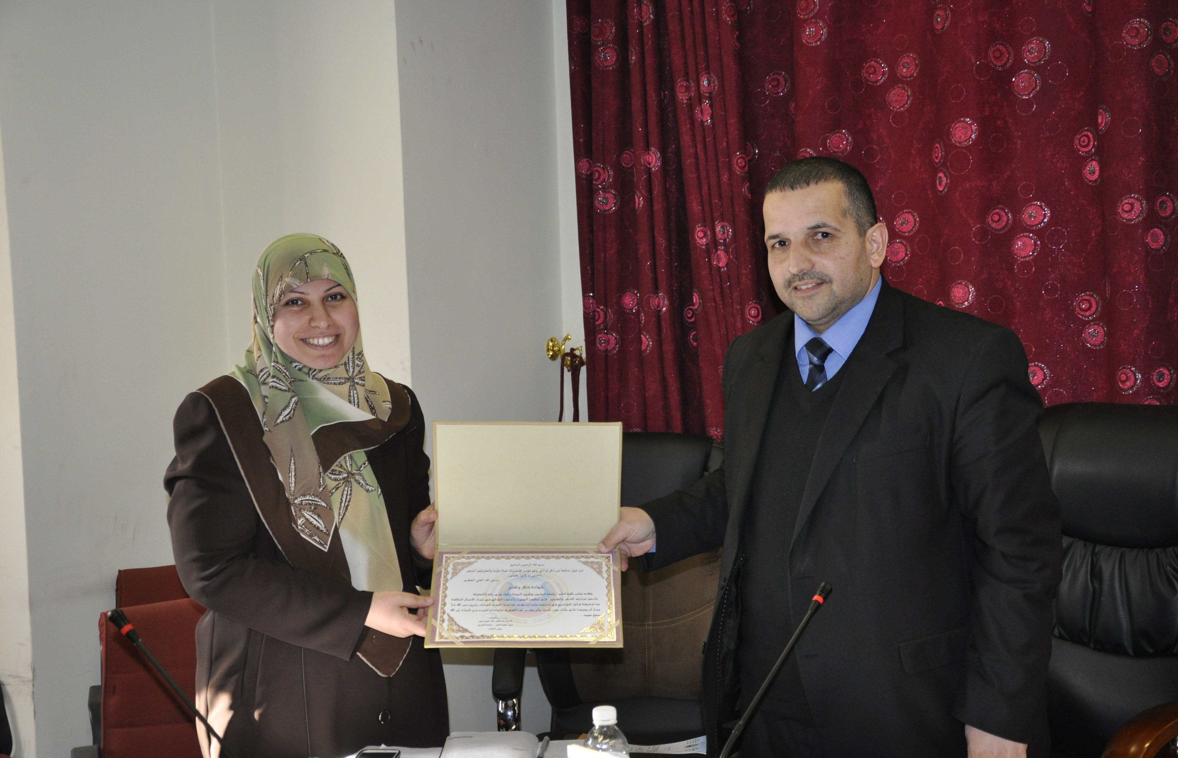 تكريم الموظف المتميز الأول في الكلية ... وحدة الإعلام 