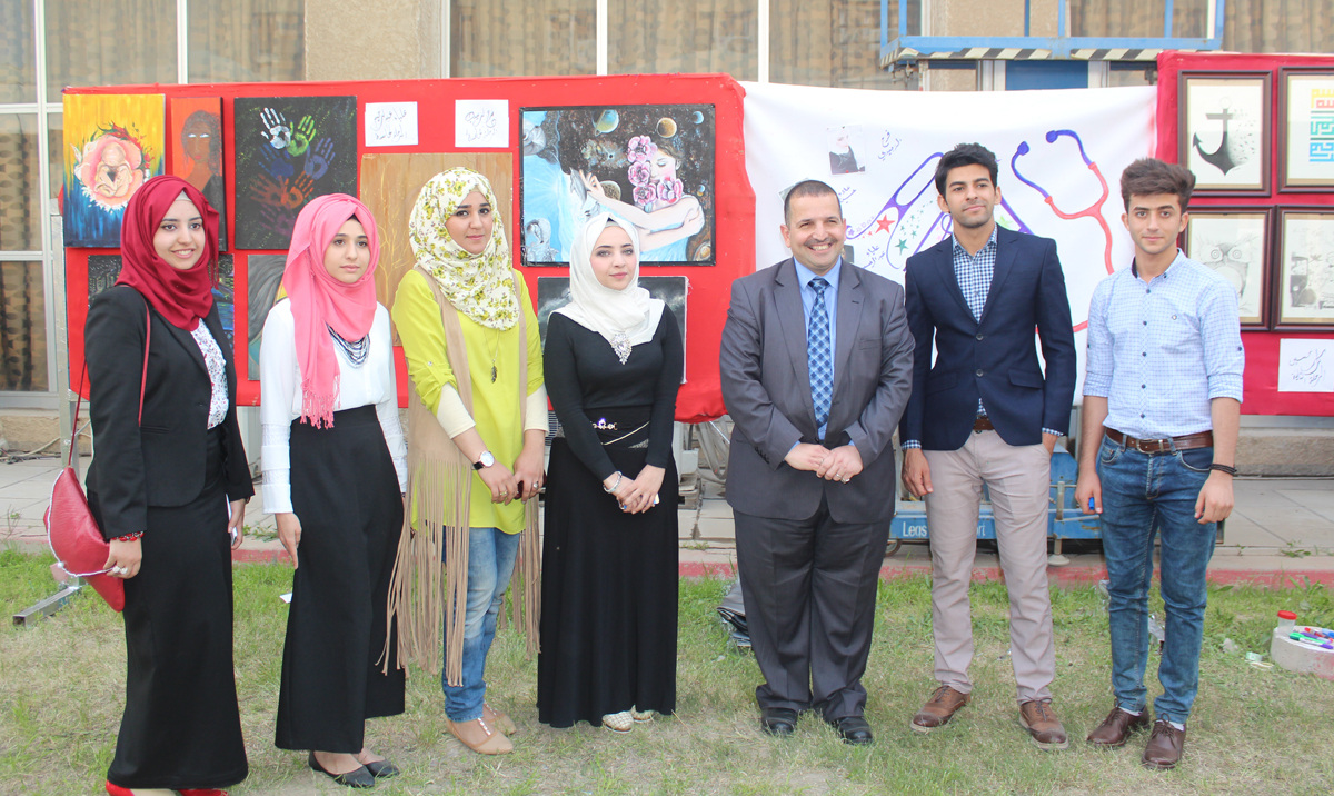 عدد من طلبة كلية الطب يقيمون معرض للرسم ... وحدة الإعلام 