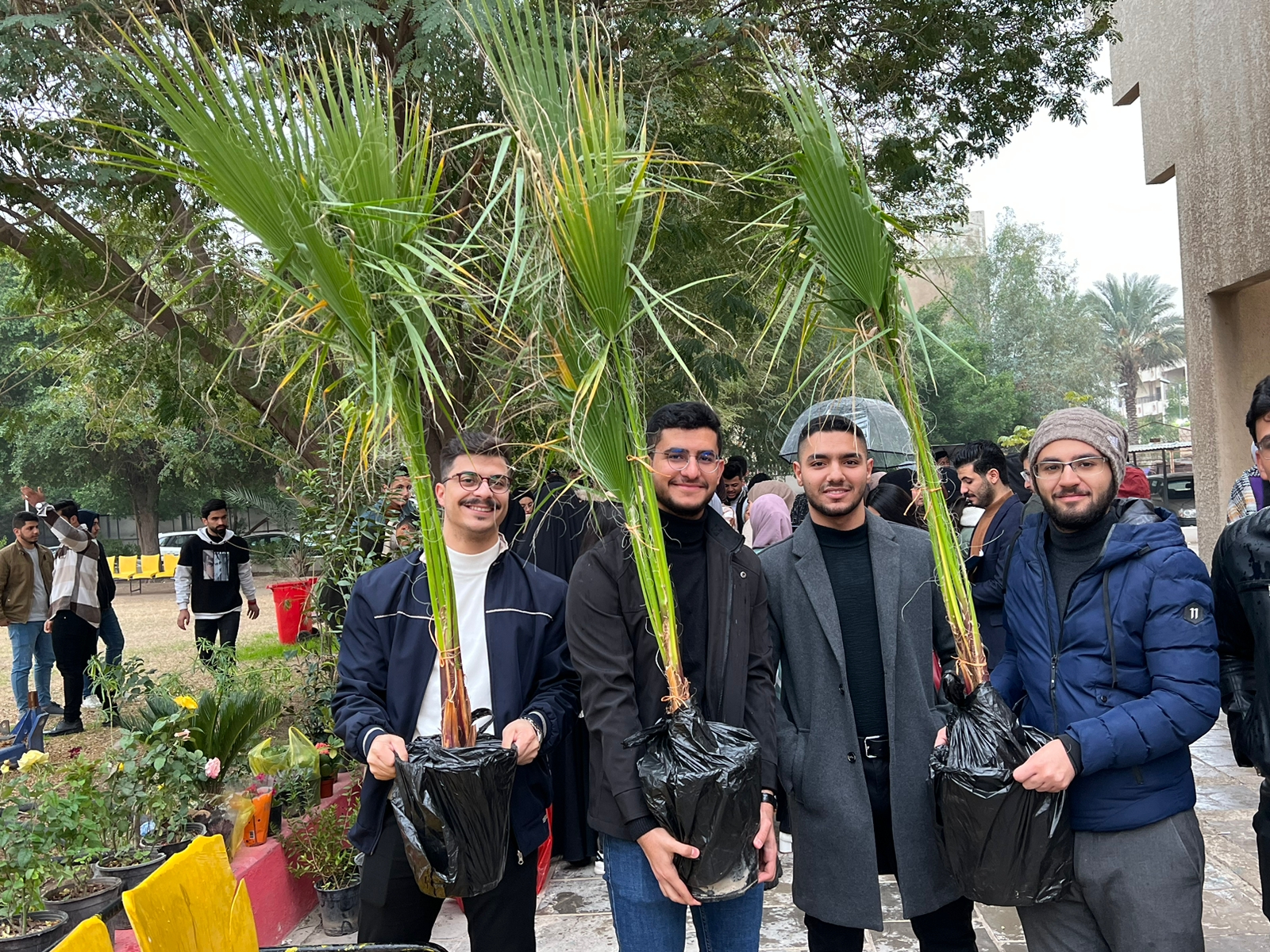 حملة تطوعية لزراعة الازهار والأشجار في حدائق كلية الطب