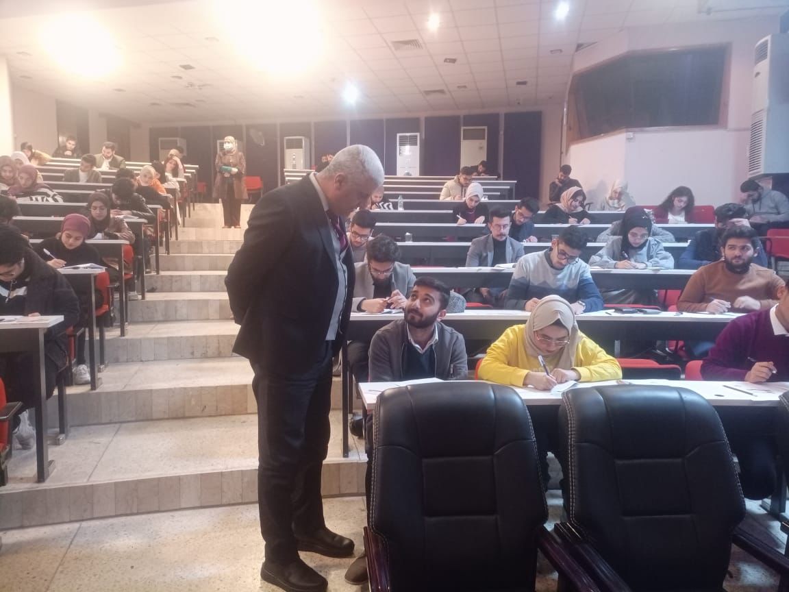 جولة تفقدية للسيد العميد لسير العملية الامتحانية