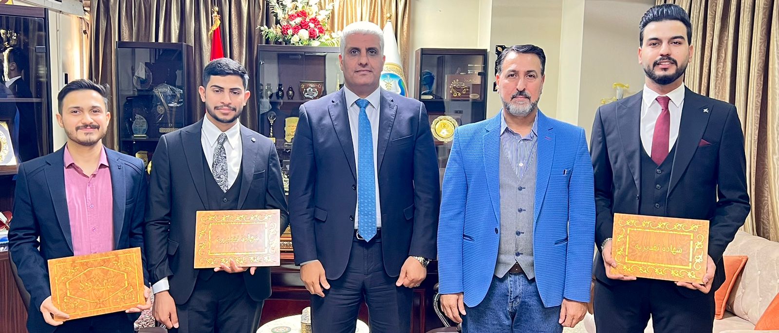تكريم السيد العميد لوفد جامعة النهرين لحصولة على المركز الاول