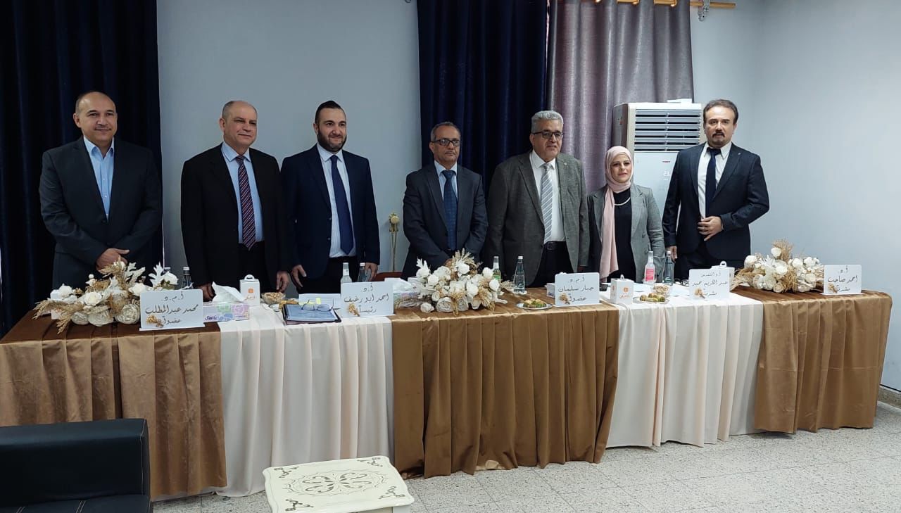 مناقشة طالبة الماجستير (سمر محمد كريم)