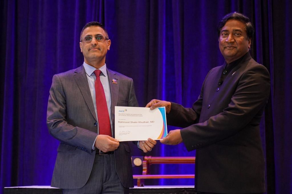 حصول الاستاذ الدكتور (محمود شاكر ) على شهادة زمالة الكلية الامريكية