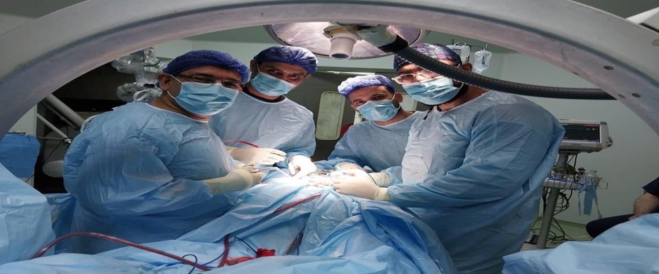 إجراء عملية معقدة في العمود الفقري