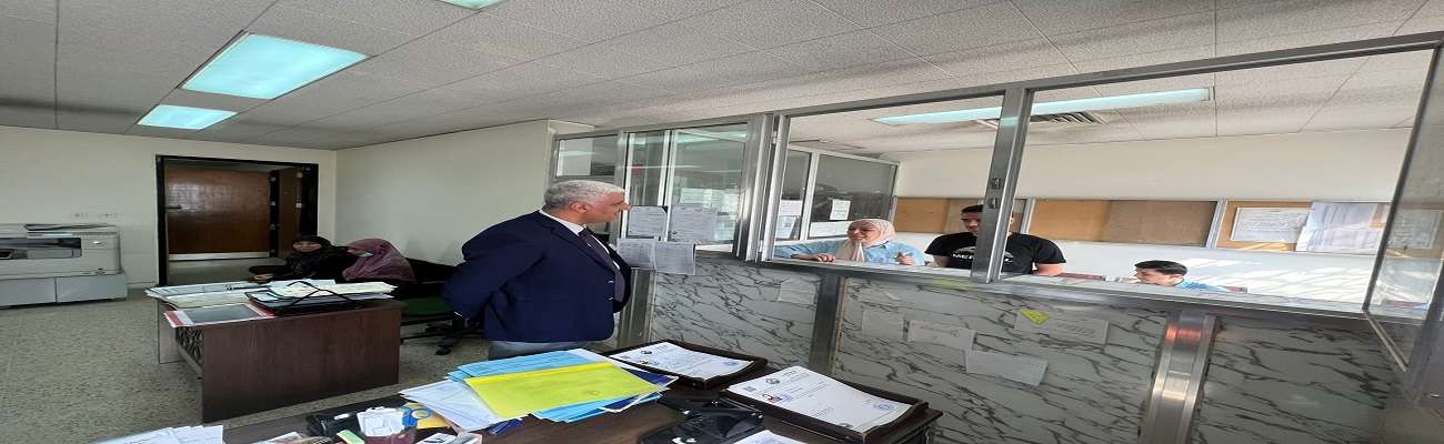 عميد كلية طب النهرين يتفقد عملية تسجيل طلبة المرحلة الاولى للعام الدراسي 2024/2023 