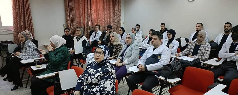 اعطاء محاضرة علمية من قبل الاستاذ الدكتورة (هالة عبد القادر المؤيد) 