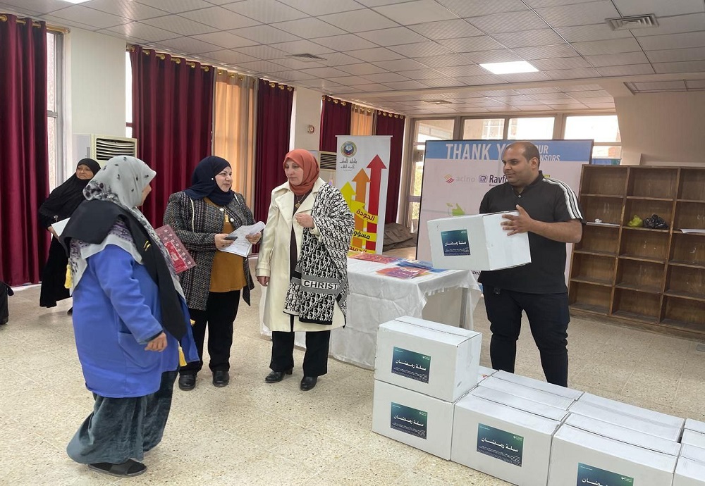 فرع علم الأدوية ينظم مبادرة لتوزيع سلال غذائية على عمال الكلية